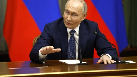 Putin hərbi rəhbərliklə fövqəladə iclas keçirib