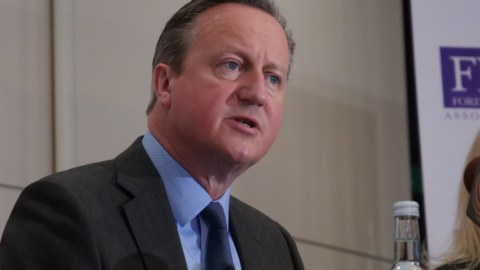 Britaniya özünü Çindən qorumalıdır
