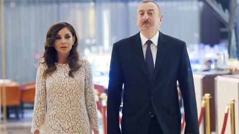 Deputatlar Prezident və xanımını TƏBRİK ETDİ