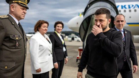 Zelenski İsveçrəyə getdi