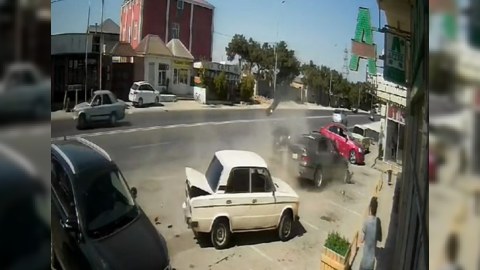 Maştağada avtomobil yol kənarındakı maşınlara çırpılıb - Xəsarət alanlar var