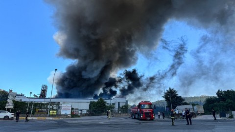 İstanbulda zavodda güclü YANĞIN