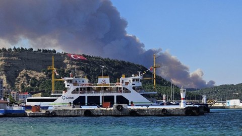 Çanaqqala boğazı bağlandı - Yanğına görə...