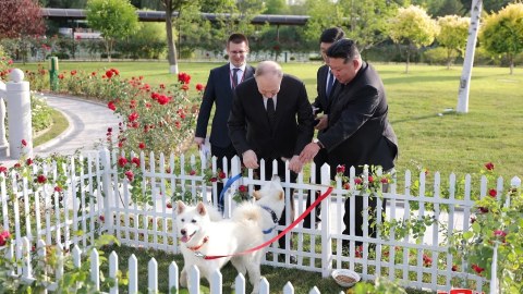 Putinə ov iti hədiyyə etdi