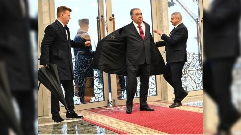 Tacikistanda qəribə geyim QADAĞASI