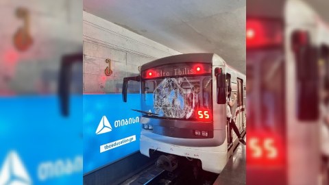 Metroda sərnişin relslərin üstünə yıxılıb