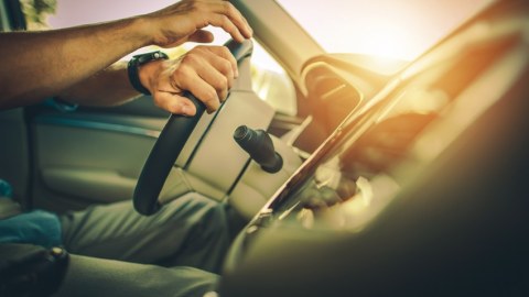 Sürücülük vəsiqəsi olmadan maşın idarə edən şəxs 200 manat CƏRİMƏLƏNƏCƏK