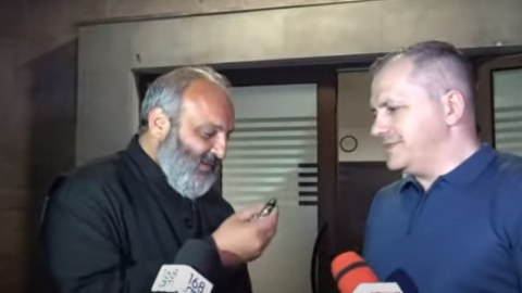 Erməni keşiş öz avtomobilini "Artsax" separatçılarına bağışladı