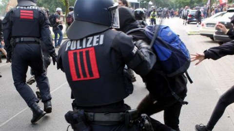 Almaniyada polis zorakılığı