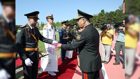 Zakir Həsənov məzunlara diplomlarını təqdim etdi - FOTO