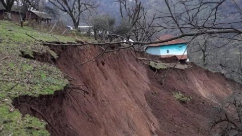 Lerikdə torpaq sürüşməsi - Lənkəran yolu bağlandı