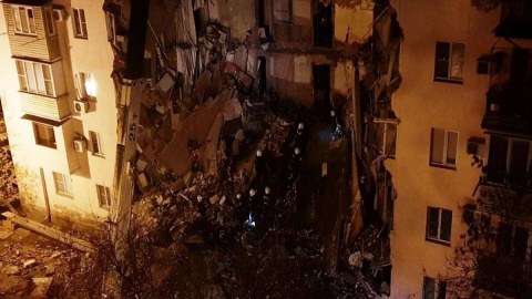 İstanbulda 4 mərtəbəli bina ÇÖKDÜ