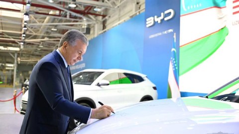 Mirziyoyev konveyerdən çıxan ilk elektromobilə imza atıb - FOTOLAR