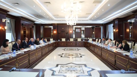 Parlamentdə ÜST nümayəndəsi ilə uşaqlıq boynu xərçəngi müzakirə olundu