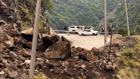 İsmayıllı-Lahıc avtomobil yolu qaya parçalarından təmizlənir