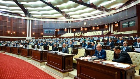 Parlamentin son iclasında kədərli görünən DEPUTATLAR