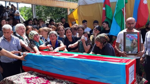 Şəhid Əhliman Əsgərovun nəşinin qalıqları Şəmkirdə torpağa tapşırıldı