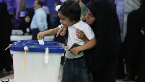 İran seçkiləri: Pezeşkian yenidən öndə gedir - YENİLƏNİB