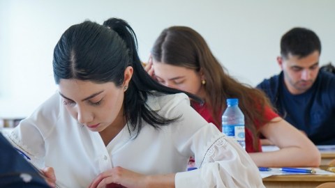 Dövlət qulluğu vəzifələri üzrə imtahan keçirilib