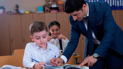 Diplomlu işsizlər - Müəllimliyə bu qədər tələbə qəbulu kimlərə sərf edir?