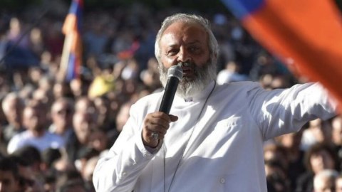 İrəvandakı səfirlər qiyamçı keşişin istəyini RƏDD ETDİLƏR