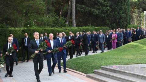 Diplomatlar Fəxri Xiyabanı və Şəhidlər Xiyabanını ziyarət edib