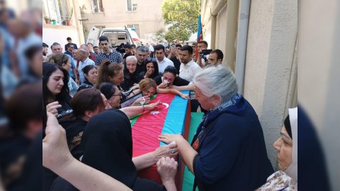 Xocalıda qalıqları tapılan şəhidlə vida mərasimi keçirilir - FOTOLAR