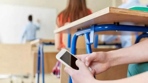 İbtidai siniflərdə mobil telefon qadağan edildi