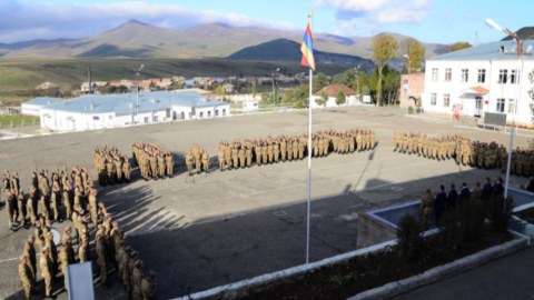 Ermənistanda mülki şəxslər hərbi hissəyə hücum edib
