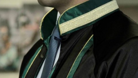Azərbaycanda iki vəkilin fəaliyyəti dayandırıldı