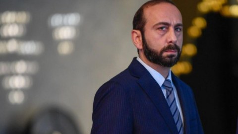 Ararat Mirzoyan məzuniyyətə gedir