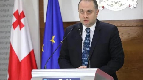 Gürcüstanın müdafiə naziri İrəvana gəldi