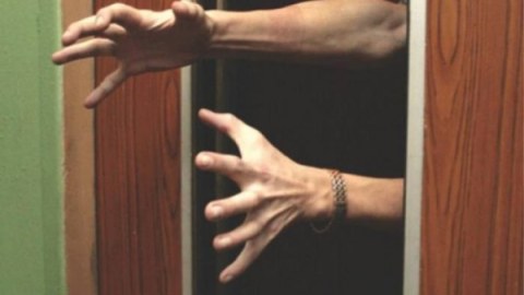 Liftdə köməksiz qalan 2 nəfər xilas edildi