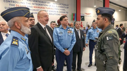 Azərbaycan Prezidenti İslamabadda hərbi bazadakı sərgidə - FOTOLAR