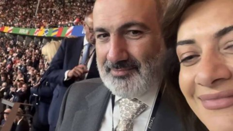 Paşinyan əyləncədən qalmır - Həyat yoldaşı ilə finala stadionda baxıb - VİDEO