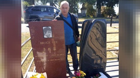 Azərbaycanlı yazıçı Brus Linin məzarını ziyarət etdi -&nbsp;FOTO