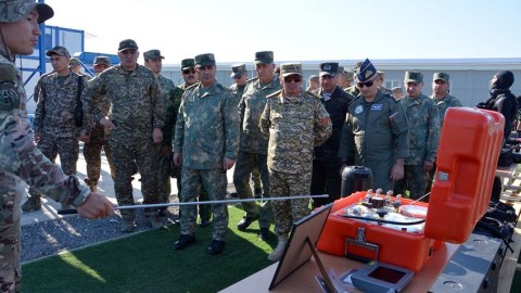 Hərbçilərimiz Qazaxıstanda tranşey döyüşü nümayiş etdilər - FOTO