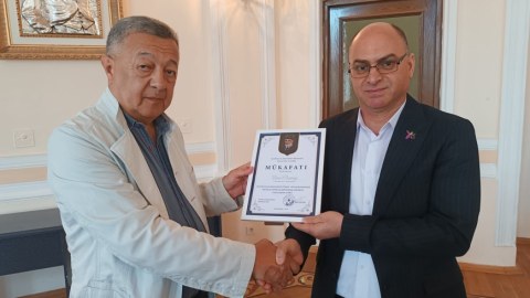 Zərdabi mükafatı və AJB-nin üzvlük vəsiqəsi jurnalistə təqdim olundu - FOTO