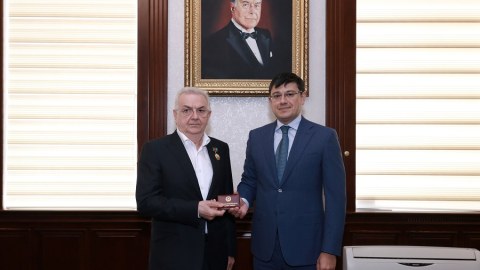 Məşhur onkoloqa &ldquo;Heydər Əliyevin 100 illiyi&rdquo; yubiley medalı təqdim edildi