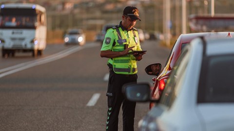 Sürücülük vəsiqəsi olmadan maşın idarə edən şəxs 400 manat CƏRİMƏLƏNƏCƏK
