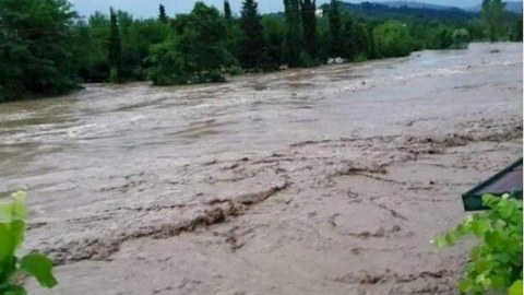 Leysan yağıb, çaylardan sel keçib - FAKTİKİ HAVA