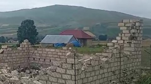 Gədəbəydə sənədsiz tikili söküldü
