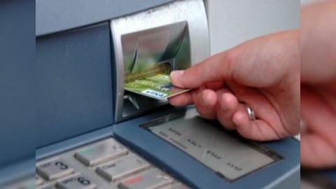 Bank kartlarından oğurluq edən 2 nəfər tutuldu