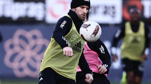 “Beşiktaş” iki futbolçu ilə yollarını ayırdı