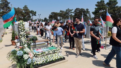 Diaspor Gəncləri Fəxri xiyabanı və Şəhidlər xiyabanını ziyarət edib