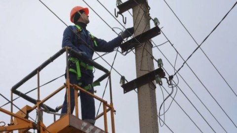 “Azərişıq” Kürdəmirdə elektrik şəbəkəsini yeniləyir
