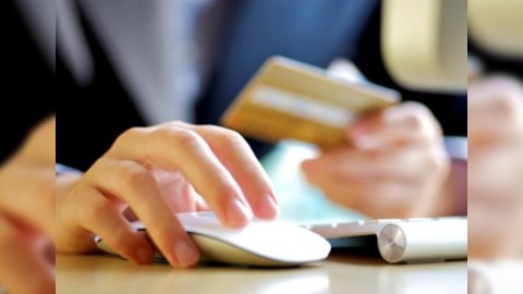 Azərbaycanda qadının kartından 50 min manat oğurlandı