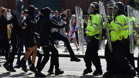 Böyük Britaniyada iğtişaşlar - Onlarla insan saxlanıldı