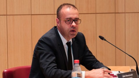 Azərbaycan diplomatı və xanımı qarət olundu - 90 minlik saat...