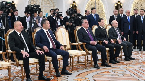 İlham Əliyev Mirziyoyevin təltif olunması mərasimində - FOTOLAR